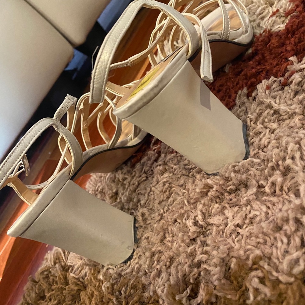 Beautiful cream/light beige shoe a 2.5 in heel - Picture 3 of 5
